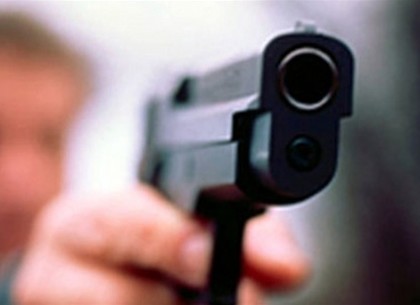 В Харькове мужчина ограбил кредитную фирму, угрожая кассиру пистолетом