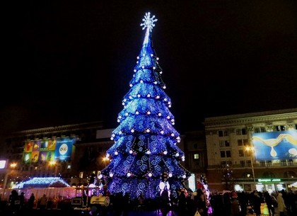 На площади Свободы засияла огнями главная елка Харькова. Программа праздников