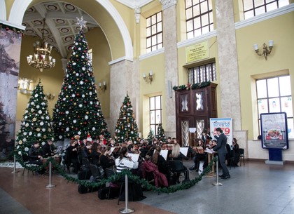 На Южном вокзале сыграл концерт симфонический оркестр (ФОТО)
