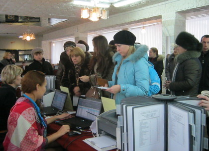 Переселенцы предпочитают пособие: как в Харькове устраивают на работу жителей Донбасса
