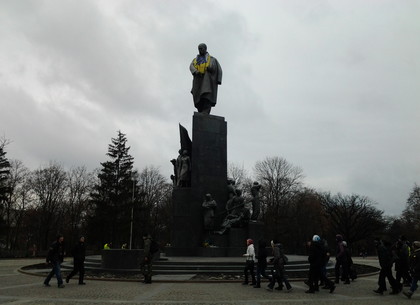 Есть у памятника Шевченко (в Харькове) замаскированное колесо от трактора