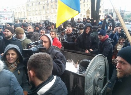 В центре Харькова начались потасовки. Милиция оттесняет митингующих