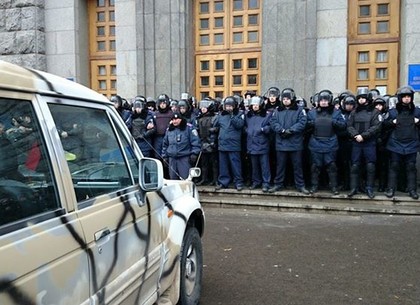 На ступеньки здания Харьковского горсовета заехал внедорожник с номерами ПТН ПНХ