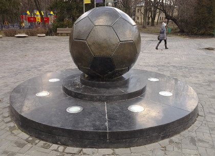 В центре Харькова находится гигантский футбольный мяч (ФОТО)