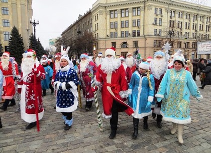 По центру Харькова шествием прошли Деды Морозы