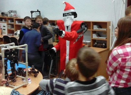 На празднике в ХНУРЭ робот Дживко нарядился в Деда Мороза