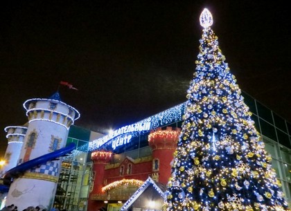 В парке Горького засияла огнями новогодняя елка