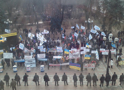 Финансовый Майдан: митингующие жгут факелы и пытаются прорваться в Раду (ФОТО, ВИДЕО)