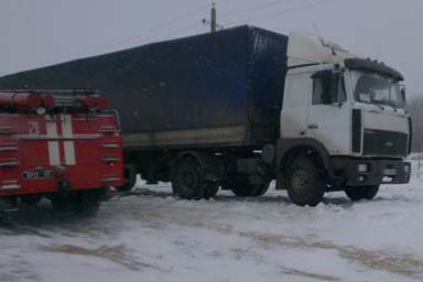 На Харьковщине спасатели вытащили фуру из снега и помогли волонтерам