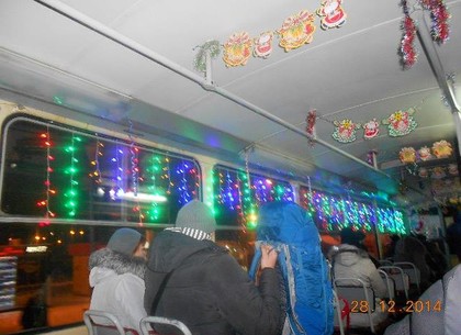 Харьковские троллейбусы и трамваи украсили к Новому году