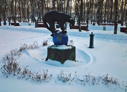 Летние статуи в парке Горького, засыпанные снегом (ФОТО)