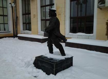 Памятник Отцу Федору на Южном вокзале смотрится под снегом еще эффектнее (ФОТО)