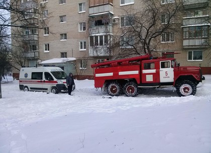 Харьковские спасатели вызволили из сугробов три грузовика в разных частях города