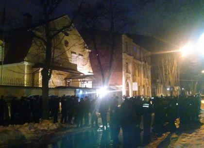 Милиция перекрыла дорогу на Ольминского возле консульства РФ