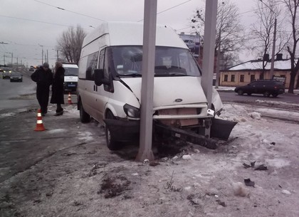 ДТП в Харькове: Форд врезался в рекламный щит (ФОТО)
