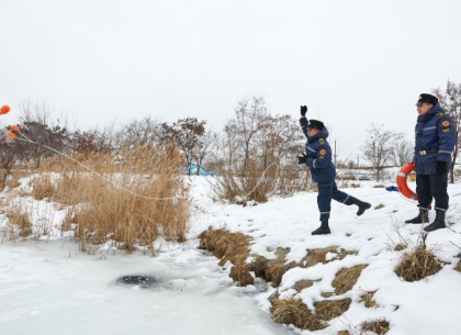 Спасатели предостерегают харьковчан гулять по тонкому льду