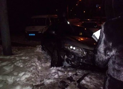 Харьковчанин на иномарке протаранил столб и отправил своего пассажира в больницу (ФОТО)
