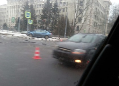 ДТП в центре Харькова: легковушка вылетела на островок безопасности