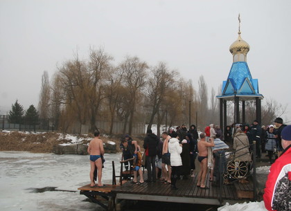 Спасатели следят, чтобы харьковчане не пострадали во время крещенских купаний