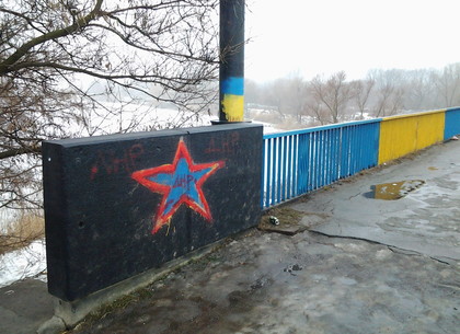 На Журавлевском мосту в Харькове схватились патриоты и сепаратисты (ФОТО)