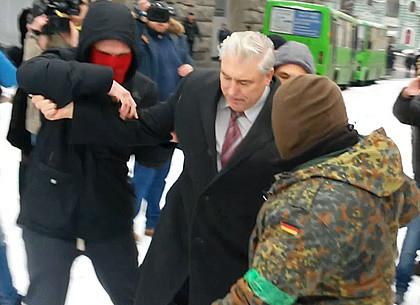 Как люди в балаклавах напали на депутата, который помогал украинским пограничникам зимней одеждой (ВИДЕО)