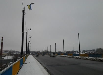Путепровод на Южном вокзале в Харькове на протяжении всего пути увешан флагами Украины (ФОТО)