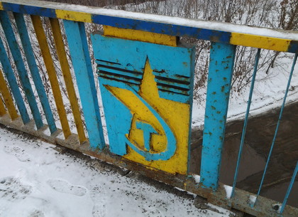 Новый мост в Харькове уже стал старым (ФОТО)