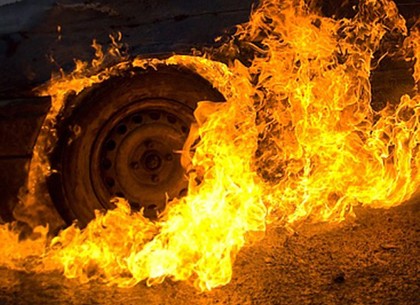 В Харькове ночью сгорел автомобиль (ВИДЕО)