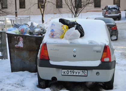 Харьковские водители по-прежнему мешают коммунальщикам вывозить мусор