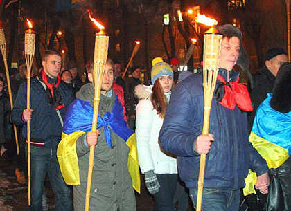 В Днепропетровске прошло факельное шествие в честь героев битвы под Крутами (ФОТО, ВИДЕО)