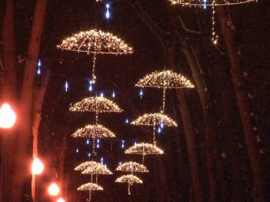 Аллею парка Горького украсили зонтиками и световым дождем