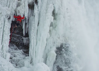 Альпинист впервые покорил замерзший Ниагарский водопад (ВИДЕО)
