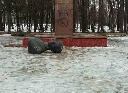 Вандалы снесли памятник Павлу Постышеву в Харькове (ФОТО, ВИДЕО)