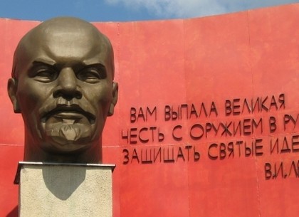 В Харькове свалили еще один памятник Ленину (ВИДЕО)