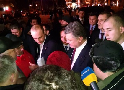 Порошенко вышел на харьковскую площадь к активистам, которые призывали власть «жить по-новому»