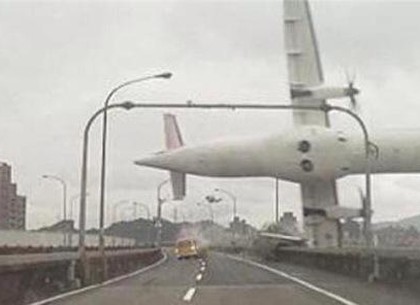 Авиакатастрофа на Тайване: пассажирский самолет рухнул в реку (ВИДЕО, ФОТО)