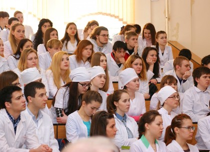 Студенты из Донбасса, зачисленные в Харьковский медуниверситет, начали получать стипендии с декабря