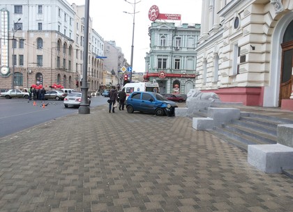 ДТП в центре Харькова. Машина врезалась в каменного льва (ФОТО)