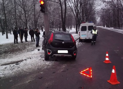 На ХТЗ иномарка столкнулась с «Москвичом» и врезалась в столб: пострадали двое взрослых и двое детей