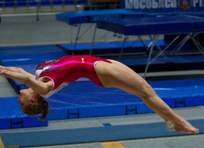 Харьковские прыгуны на акробатической дорожке завоевали 6 наград на соревнованиях в Николаеве (ВИДЕО)