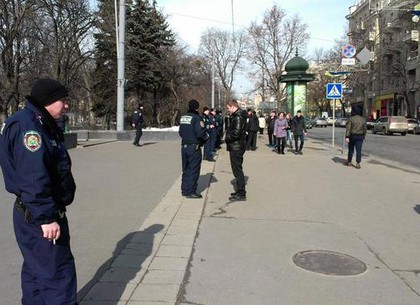 Памятник Тарасу Шевченко в Харькове осматривают взрывотехники (ФОТО)