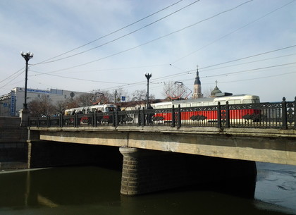 Лопанский мост в Харькове тоже перекрасили патриоты Украины (ФОТО)