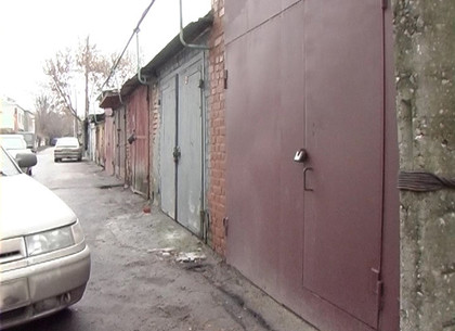 Двое мужчин похитили харьковчанку за долги и держали в гараже на цепи