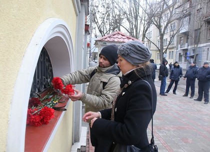 В память о Немцове харьковчане принесли цветы к консульству РФ (ФОТО)