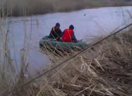 Спасатели пришли на помощь рыбаку, застрявшему на льду посреди Северского Донца