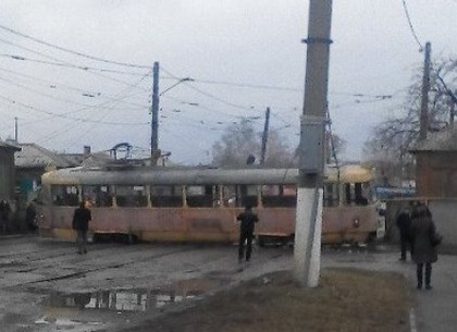 На Новожаново трамвай сошел с рельсов: пострадали двое мужчин, беременная девушка и ребенок (ФОТО)