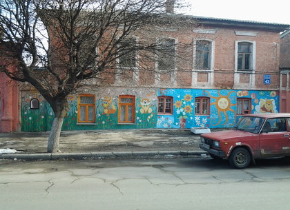 Целый дом в Харькове разрисован положительными рисунками (ФОТО)