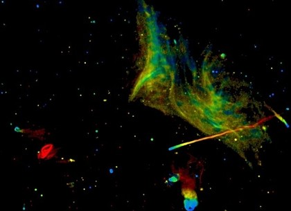 Ученые зафиксировали плазменное сражение галактик (ФОТО)