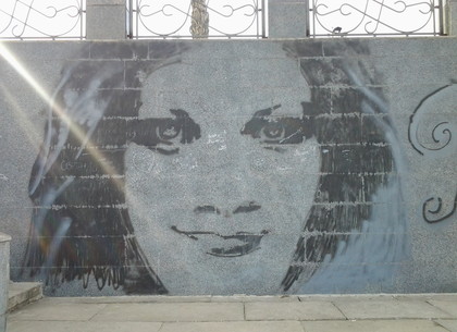На ступеньках к реке Лопань в Харькове нарисован портрет девушки. Размеры портрета – порядка двух метров (ФОТО)