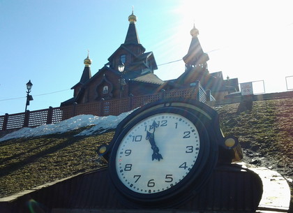 Часы на клумбе в Саржином Яру в Харькове – точная копия часов на Градуснике (ФОТО)